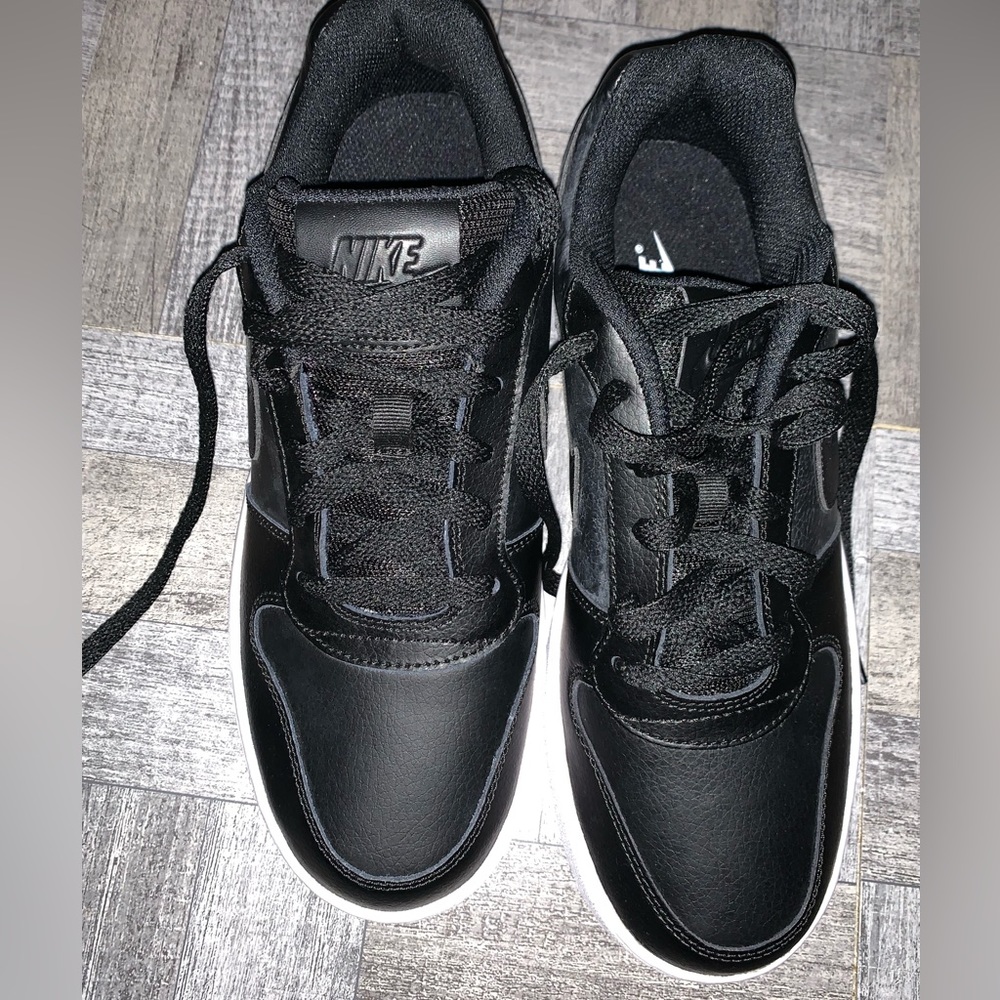 Nike - Picture 2 of 3